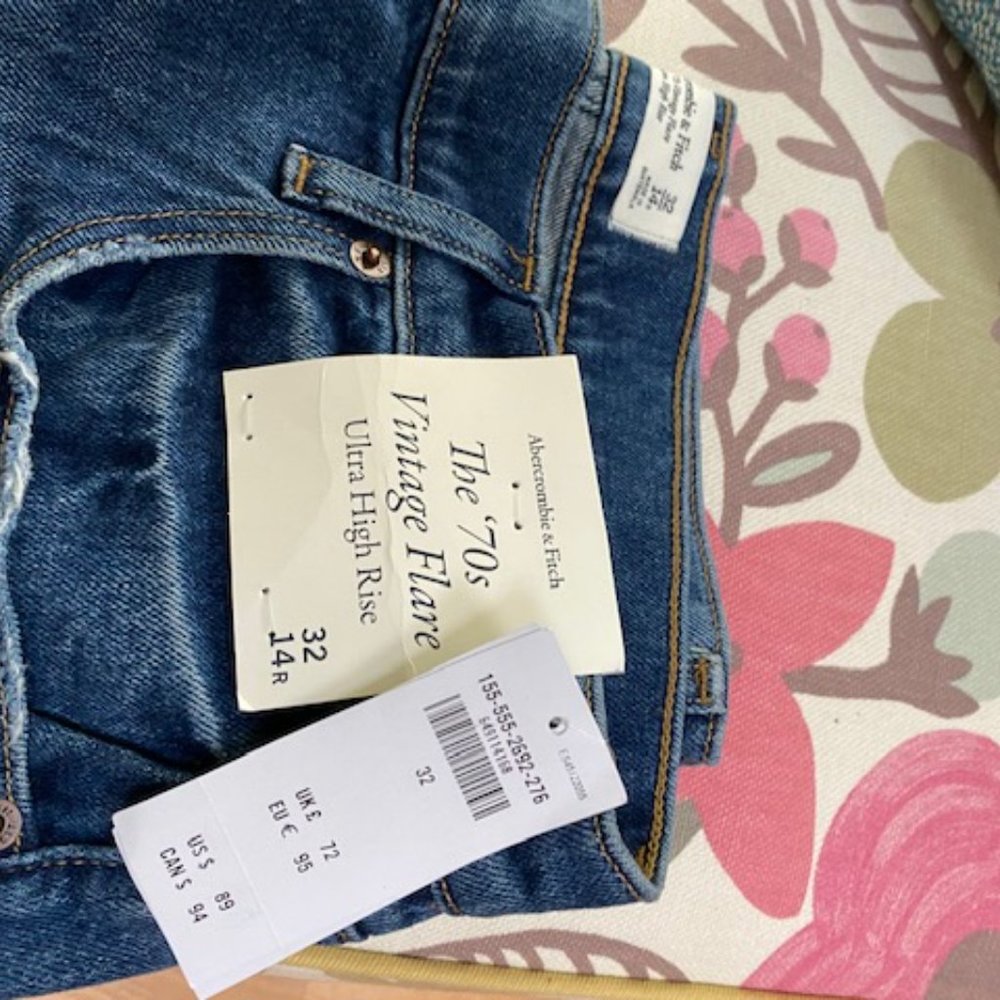 NWT Abercrombie and Fitch The 70's Vintage Flare Ultra High Rise Size 32